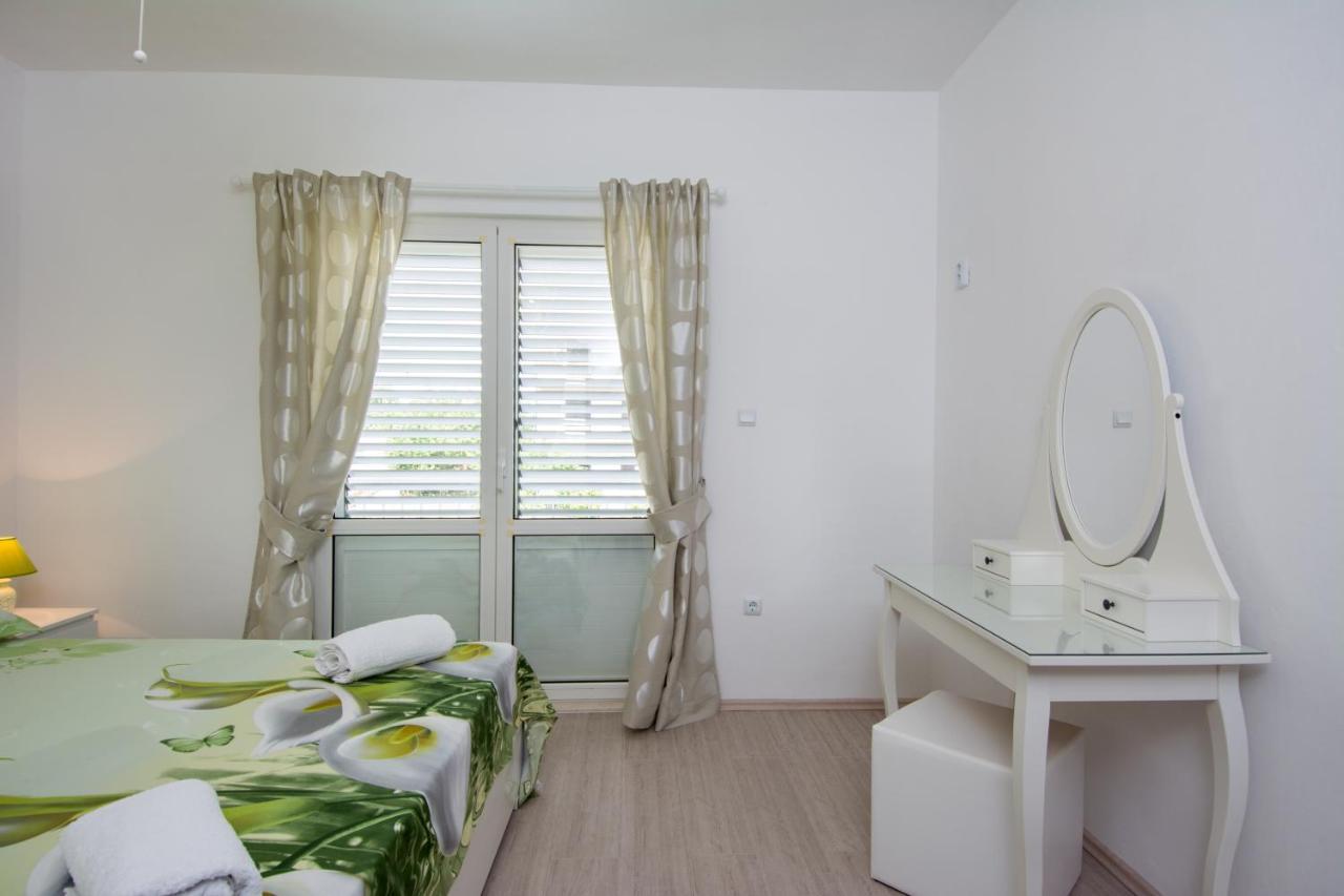 Lux Apartman S Pogledom Na More Trogir Exterior foto